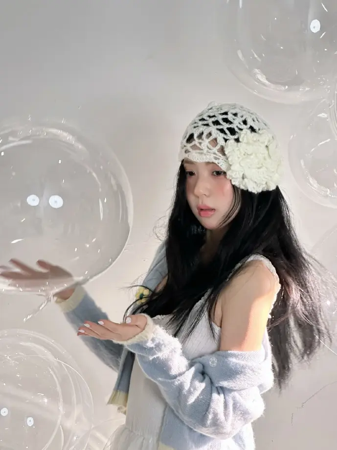 广场舞群体使用手机下载视频